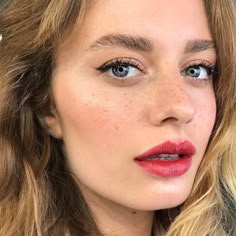 Belle Makeup, Bold Lip Makeup, Beauty Bible, Celebrity Makeup Looks, Magical Makeup, Natural Glam, Bold Lips, Models Makeup, Blue Makeup