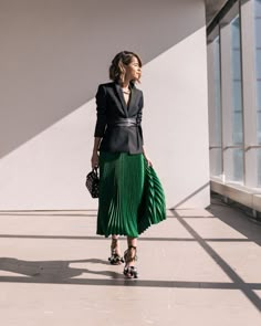 Styling A Blazer Dress, Blazer On Skirt, Maxi Skirt Blazer Outfit, Pleated Skirt And Blazer Outfit, Skirt Blazer Outfit, Modern Chic Outfits, Blazer Over Dress, Dress With Blazer Outfit, Blazer Skirt Outfit