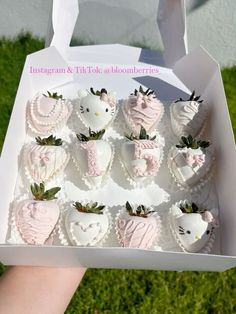 a box filled with lots of white chocolate covered strawberries