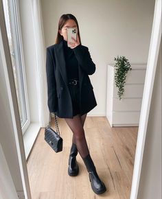 Skort Outfit Business Casual, Producer Outfit Women, Bussines Women Outfits, All Black Hair Stylist Outfit, Edgy Summer Outfits, Black Blazer Outfit, Look In, Mode Zara