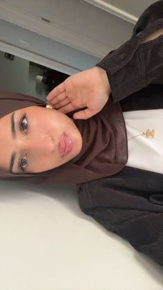 Hijabi Makeup Looks, Pretty Hijabi, Hijabi Makeup, Estilo Hijab, Brunette Makeup, Natural Glowy Makeup, Modest Summer Outfits