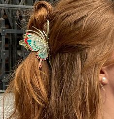 Butterfly Clips Hairstyles, Hair Clips Aesthetic, خواتم خطوبة, 00s Mode, Butterfly Hair Clips, Peinados Fáciles Para Cabello Corto, Butterfly Hair Clip, Butterfly Clips, Mode Inspo