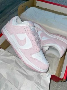 Tenis Air Force, Pink Nike Shoes, Pretty Sneakers, White Nike Shoes, Nike Fashion Shoes, All Nike Shoes