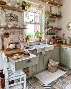 Cute kitchen with open shelving, kitchen with vintage accents, serving drawer idea. Small Farmhouse Kitchen, Cottage Kitchen Decor, Interior Boho, Cottage Kitchens, Decoration Kitchen, Cozy Kitchen, Cottage Kitchen, Counter Top