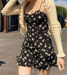 Vestidos ajustados para mostrar tus curvas y verte bombastic Vintage Outfits Dresses, Aesthetic Clothing Stores, Aesthetic Floral, Stylish Aesthetic, Aesthetic Dress, Dresses Aesthetic, Spaghetti Strap Mini Dress, Vestidos Vintage