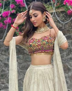 Lehenga Blouse Design, Blouse Design Ideas, White Lehenga, Simple Lehenga, Mehendi Outfits, Surbhi Chandna, Lehenga Blouse Designs