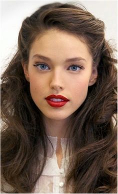 Vintage Wedding Hair, Simple Wedding Hairstyles, Best Wedding Hairstyles, Holiday Hairstyles, Zac Efron, Half Up Half Down Hair, Retro Hairstyles, Red Lipstick, Margot Robbie