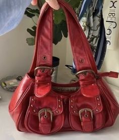 Vintage Handbag Outfit, Rocker Girlfriend Aesthetic Outfits, Red Vintage Bag, 70s Bags, Fall Purses, 2000s Bags, 00s Mode, 90s Bag, Sac Tote Bag