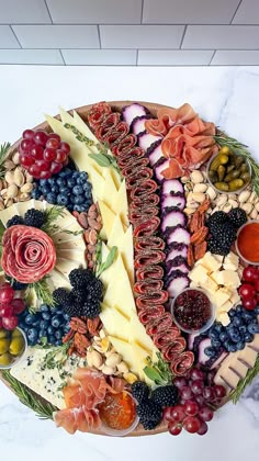 Large Circle Charcuterie Board, Packaged Charcuterie Board, Expensive Charcuterie Board, Large Round Charcuterie Board Ideas, Charcuterie Board Map, Large Round Charcuterie Board, Fairy Charcuterie Board, Bridal Charcuterie Board, Fancy Charcuterie Board