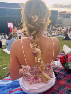 Noah Kahan Concert Hairstyles, Lumineers Outfit, Noah Kahan Concert Outfit Summer, The Lumineers Concert Outfit, Lumineers Concert Outfit, Hair Styles For Concerts, Rapunzel Inspired Hair, Folk Concert Outfit, Noah Kahan Concert Outfit