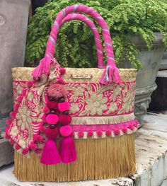 Dorado + Rosa. Una combinacion sobria pero con ese toque alegre que nos caracteriza. ¡Feliz Viernes! #artesanal #HechoEnMéxico #Hechoamano #Mexico #Color Tote Bags Diy, Bags Diy, Embellished Bags, Potli Bags, Unique Purses, Colorful Bags