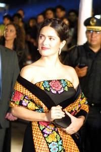 salma hayek la tehuana by Mujer Tehuana Mexico Dress, Mexican Hairstyles, Traditional Mexican Dress, Frida Kahlo Style, Mexican Embroidery, Visit Dubai