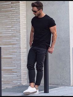 Mens Fashion Blog, Mens Chinos, Men Street, All Black Outfit, Tshirt Outfits, Mens Casual Outfits, Beard Styles, Fashion Mode, Men Looks