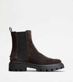 Women's Chelsea boots in suede, with lugged rubber outsole. A refined urban passe-partout, featuring timeless minimal silhouette and iconic rubber pebbles on the back. Lug Boots, Desert Boot, Suede Chelsea Boots, Chelsea Boots Women, Desert Boots, Chelsea Boot, Rubber Heels, Suede Boots, Brown Suede