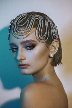 1920s Headpiece Vintage, Finger Waves With Diamonds, 1920s Inspired Hairstyles, Finger Waves With Bangs, Head Dress Headpieces, Head Jewelry Headpieces, Futuristic Headpiece, Finger Waves Long Hair, Avant Garde Headpiece