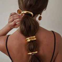 Introducing the Roxy Hair Tie - the perfect way to make a statement with your hair! Elevate your look with a touch of gold or silver, adding some pizazz to your locks. Who says hair accessories have to be boring? Go for the gold and stand out from the crowd! Gold Headband Hair Accessories For Gifts, Style Ponytail, Diy Deodorant, Hair Cuffs, Natural Beauty Diy, Natural Lip Balm, Metal Hair, Bracelet Fashion, Simple Chic