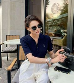 Old Money Summer Work Outfits, English Literature Student Outfit, Navy Polo Shirt Outfit Woman, Stylish Work Outfits Summer Classy Chic, Reader Outfit, Lacoste Aesthetic, Stile Old Money, Old Money Style Women, Polo Shirt Outfits