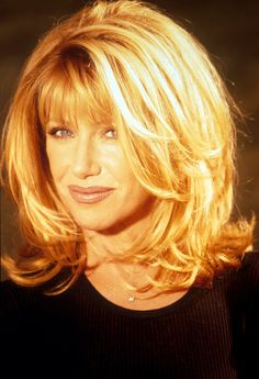 Suzanne Somers. Suzanne Somers, Helmet Head, Medium Layered Haircuts, Layered Hairstyles, Summer Hairstyles For Medium Hair, Haircuts For Medium Hair, Penteado Cabelo Curto, Golden Glow, Long Layered Hair