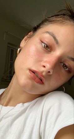 Undone Makeup Look, Natural Makeup Glossy Lips, Makeup For The Office, Minimal Makeup 30s, Dewy Clean Makeup, Natural Makeup Dewy, Makeup Inspo Natural Dewy Skin, Summer Makeup Simple, Glow Natural Makeup