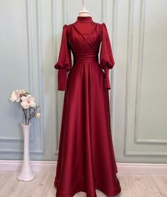 Christmas Dress Ideas For Women, Maroon Vs Burgundy, Luxury Hijab, Party Hijab, Hijab Look, Soiree Dress, Muslim Fashion Hijab Outfits, Dress Luxury