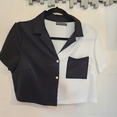 Never Worn. Cute Black And White Cropped Button Up Shirt With Collar. White And Black Crop Top, Crop Tops For Women Stylish, Black Collared Shirt For Day Out, Black Buttoned Shirt For Day Out, Black Button-up Shirt For Day Out, Cropped Button Up, Cropped Collared Shirt Outfit, Casual Crop Top Outfits, Stylish Shirts For Women