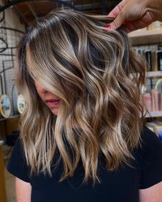 Neutral Bronde Hue for Medium Curls Blonde Hair With Dimension Low Lights, Dark Lob, Poolside Hairstyles, Dark Brown Hair With Highlights, Fall Blonde Hair Color, Blonde Hair Colors, Beige Blond, Blonde Highlights On Dark Hair, Fall Blonde Hair