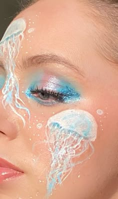 Jellyfish Inspired Makeup, Aquamarine Makeup Looks, Jelly Fish Make Up, Jellyfish Makeup Look, Underwater Eye Makeup, Jellyfish Eye Makeup, Sea Shell Makeup, Water Themed Makeup Look, Sea Creatures Makeup