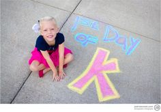 Kindergarten Graduation Ideas, School Picture Ideas, Kindergarten Photography, First Day School Sign, Cubicle Design, Preschool Boards