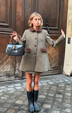 Green Outfit Christmas, Chic Hat Outfits, Cold Outfits Skirt, Winter Coats Women Outfits, Winter Outfit Formal, Matilda Djerf Winter Style, English Heritage Fashion, Fall White Dress Outfit, Light Blue Tights Outfit