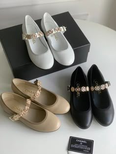 Classy Footwear, Twin Outfit, Elegant Shoes Heels, Elegant Pumps, Shoes Heels Classy, Twin Outfits, Classy Shoes, Heels Classy, Couture Bags