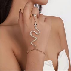 Gothic Exaggerated Snake Link Bracelet Women Women's Accessories Fashion 2023 Fall Bijoux Piercing Septum, قلادات متدلية, Halloween Fest, Finger Bracelets, Hand Chain Bracelet, Ring Bracelet Chain, Bracelets Design, Snake Pendant, Snake Jewelry