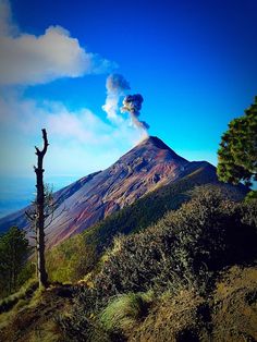 Volcano Guatemala, Fuego Volcano, Acatenango Volcano, Guatemala Trip, Volcano Hike, America Photo, Travelling Ideas, Outdoor Adventure Activities, Travel Photography Nature