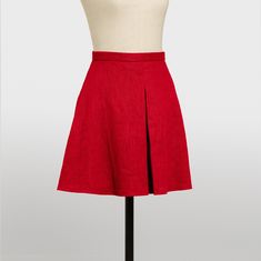 Top quality red linen skirt, with cotton lining. The skirt has a bellow in the middle of the front and another in the middle of the back, the length is above the knee and it has a flare that is very flattering. It has a waistband and closes on the left side with a zipper and metal hook. It is a very versatile garment that we can adapt to both daily looks and more formal ones such as weddings, graduations, etc... Ideal as a wardrobe background. Cotton Flared Skort, Short Cotton Lined Skirt, Cotton Flared Skort With Flowy Skirt, Short Cotton Skirt With Lining, Elegant Cotton Pleated Full Skirt, Cotton Pleated Skirt With Lined Flared Design, Cotton Flared Pleated Skirt With Lined Skirt, A-line Lined Skirt For Formal Occasions, Elegant Full Skirt Skort For Summer