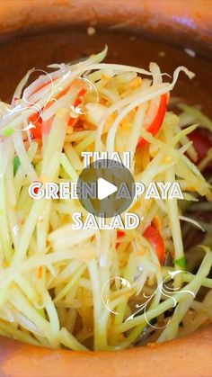 the video shows how to make this green papaya salad with carrots and peppers