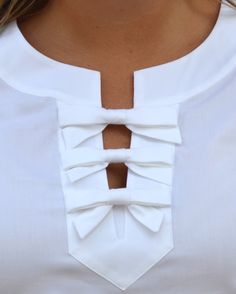 Photo Modern White Tops With Spread Collar, Elegant White Self-design Tops, Modern White Blouse With Placket, Elegant Blouse With Bow Collar, Elegant White Top With Ruffled Collar, Blouse Necklines