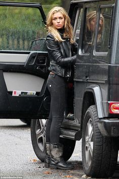 Abbey Clancy swaps sequins for biker chic during morning coffee run Biker Boots Outfit, Outfits Punk, Classy Edgy, Casual Edgy, Outfits Edgy, Look Rock, Jeans Outfit Casual, Boating Outfit, Biker Chic