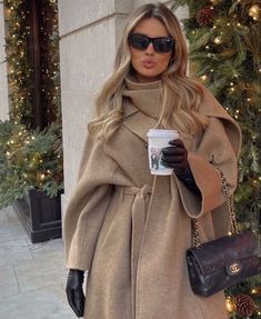 Luxurious Winter Outfits, Autumn Feminine Outfits, Classy Snow Outfits, Tea Outfits For Women, Wool Hat Outfit, Vanessa Doofenshmirtz, High Class Fashion, Chic Purses