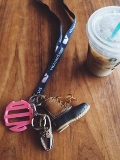 pin- heyheyitsizz♕insta- izabeloo♡ Preppy Keychains, Keys Ring, Preppy Car Accessories, Girly Lifestyle, Candid Pics, Preppy Car, Vinyard Vines, Cars Accessories, Key Ideas