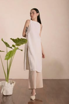 Ao Dai Style, Modern Ao Dai Fashion Street Styles, Cheongsam Outfit, Comfy Trendy Outfits, Modern Ao Dai, Cotton Saree Designs, Simple Kurti Designs, Tailored Clothes, Indian Saree Blouses Designs