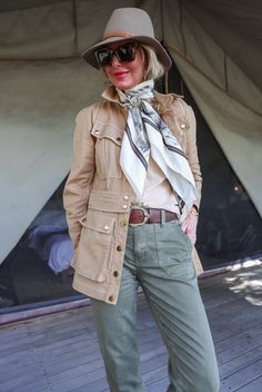 Safari Outfit Ideas Women, Utility Shirt Outfit, Safari Inspired Outfit, Psychology Outfits, African Safari Outfit, Safari Jacket Outfit, Safari Outfit Ideas, Safari Packing List