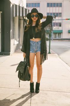 Perfection - love the fringe kimono, shorts and backpack x Look Kimono, Rompers Womens Jumpsuit, Petite Jumpsuit, Wear Crop Top, Looks Street Style, Festival Looks, Chic Outfit