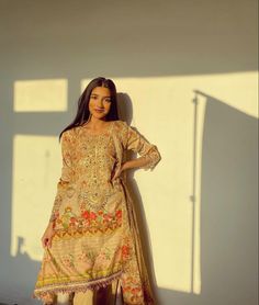 Aesthetic Salwar Kameez, Poses For Eastern Wear, Aesthetic Pictures In Shalwar Kameez, Poses In Eastern Dresses, Salwar Kameez Design, Desi Fits Aesthetic Pictures, Ethnic Lehenga, Kameez Design, Desi Girls Day Out Aesthetic