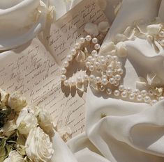 Classy Aesthetic Vintage, Pride And Prejudice Aesthetic, Light Acadamia, Pearl Aesthetic, Aphrodite Aesthetic, Widget Ideas, Fantasy Rooms, Cute Wallpaper, Gold Aesthetic