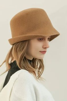 Classic Elegance Meets Modern Comfort in Wool Felt Hat This 100% woolen ladies' hat is an autumn-winter staple, offering exceptional warmth with a touch of sophistication. Featuring a flat crown with a stylish upturned brim, it merges modern fashion with classic aesthetics. Crafted from pure sheep's wool, it provides a comfortable, breathable fit while ensuring excellent insulation. Whether for daily wear or as a statement piece, this cloche hat enhances facial contours, while its cloche hat sty Classic Wool Felt Hat For Winter, Winter Beige Flat Brim Fedora, Fall Wool Beige Fedora, Beige Brimmed Felt Hat For Winter, Wide Brim Beige Felt Hat For Winter, Fall Beige Wool Fedora, Beige Wide Brim Felt Hat For Winter, Beige Winter Fedora Hat, Beige Fedora Winter Hat