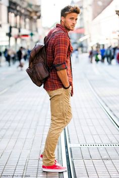 40 Ways to Style Your Guy (Mens Outfits) Men Khaki Pants Outfit, Khaki Pants Outfit, Mens Backpack Fashion, Street Style Vintage, Teen Outfits, Khaki Pants Men, Outfit Jeans, Mens Fashion Fall, Outfit Trends