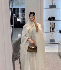 Black And White Abaya Outfit, Classy Abaya Hijab Outfit, White Abaya Aesthetic, Classy Abaya Outfit, Modest Abaya Outfits, Abaya Girl Aesthetic, Abayas Outfit, Arab Women Style