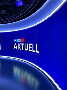 an image of a tv show set with the name aktuell on it's screen