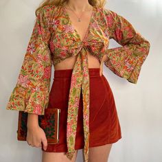 Feminine Button Down Outfit, Soft Classic Style Outfit Ideas, 70s Look Outfits Party, 70s Fits Aesthetic, Soft Rock Aesthetic Outfits, Bright 70s Outfits, 70s Mini Skirt Outfit, Penny Lane Aesthetic Outfits, 80s Miami Aesthetic Fashion