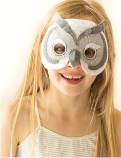 Whooo goes there?  Feathers will fly with joy when you make this easy to sew owl mask. Your pattern will show you that all you need is a few pieces of felt and some hat elastic and you too will look wise and all knowing long after dress up day, the party or Halloween is over. You will receive: ...A list of supplies needed ...Step-by-step instructions ...pictures for every step of the creation process ...Stitch Diagrams ...A full-sized pattern for you to print and cut out (no re-sizing necess... Harry Potter Kostüm, Diy Halloween Masks, Owl Mask, Owl Costume, Mascaras Halloween, Bear Mask, Lion Mask, Felt Owls, Puppet Patterns