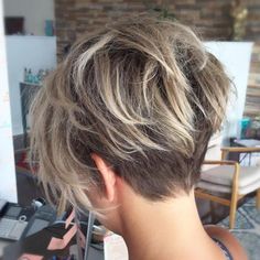 Shaggy Pixie With Balayage ผมทรง Long Pixie, Mom Haircuts, Balayage Highlights, Trendy Short Hair Styles